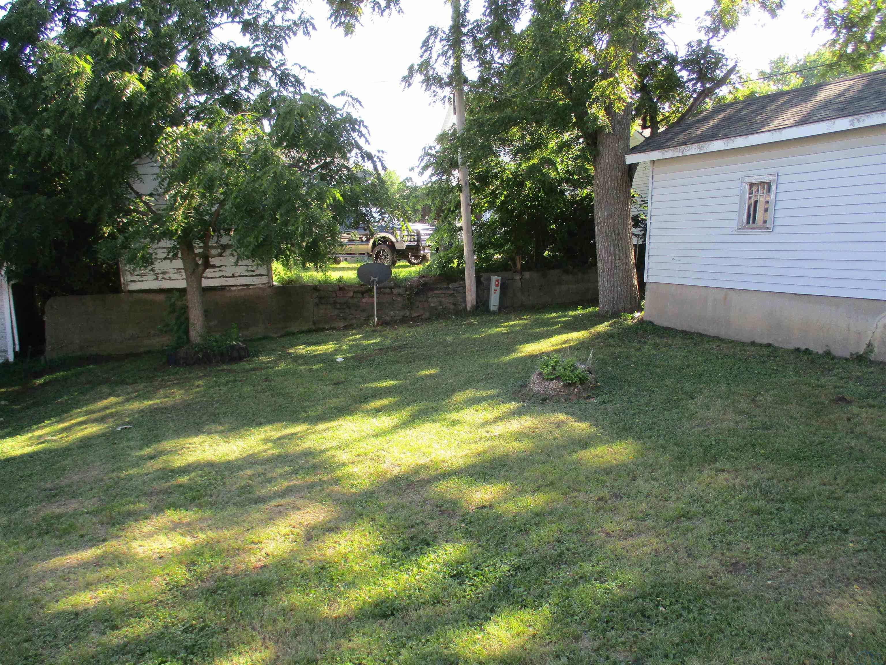 741 W Willow St - Photo 4