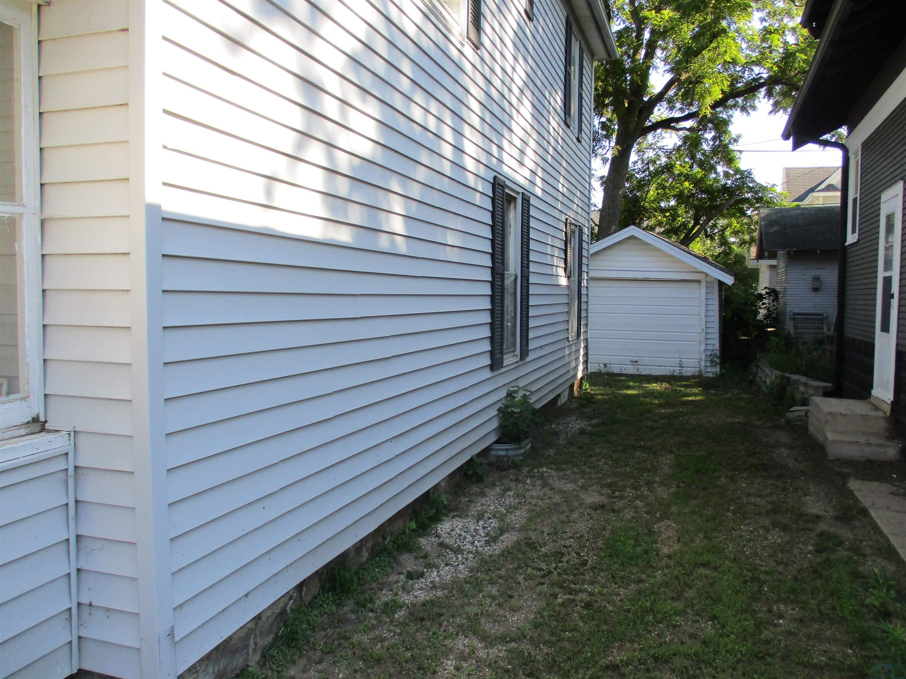 741 W Willow St - Photo 2