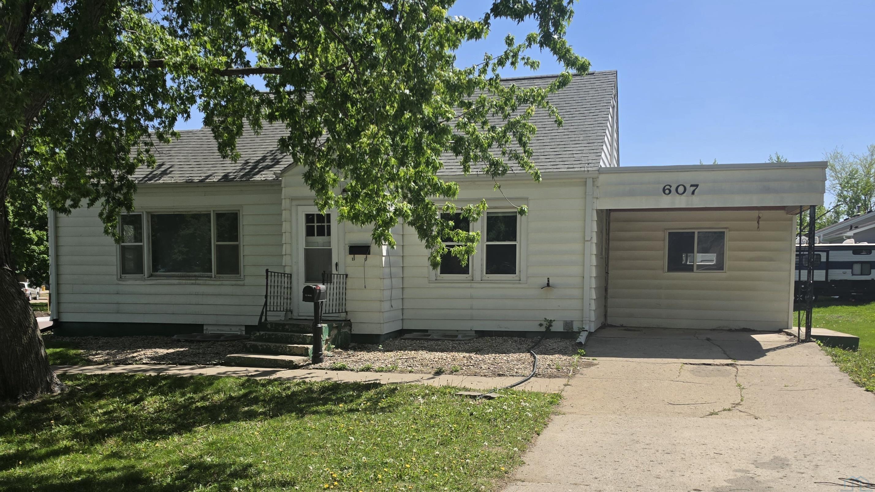 Photo 1 of 13 — 607 Central Ave NE, Orange City, IA 51041