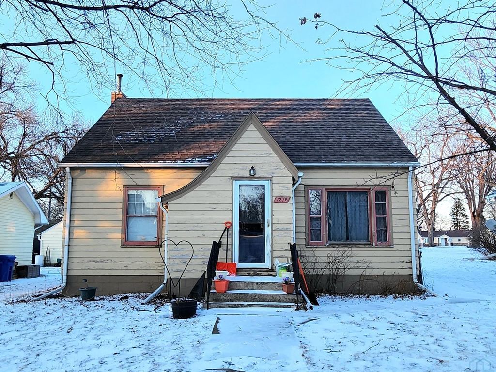 Photo of 1219 3rd St, Hull, IA 51239 (MLS # 831605)