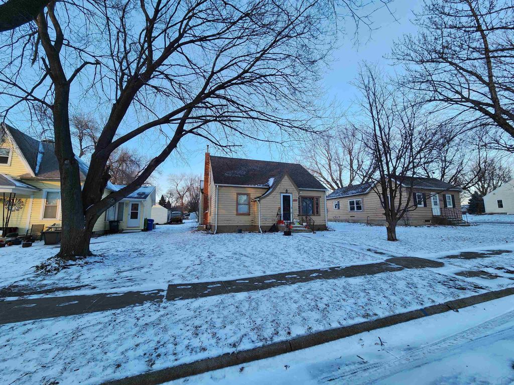 Photo of 1219 3rd St, Hull, IA 51239 (MLS # 831605)