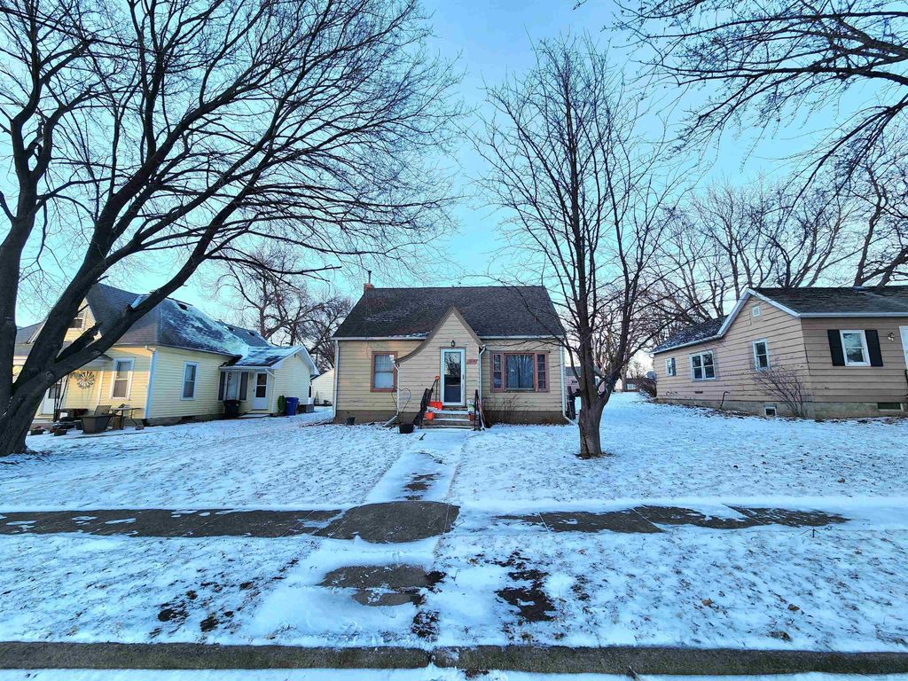 Photo of 1219 3rd St, Hull, IA 51239 (MLS # 831605)