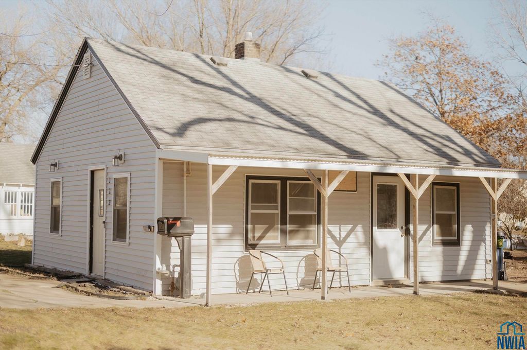 Photo of 122 1st Ave SE Ave, Sioux Center, IA 51250 (MLS # 831079)