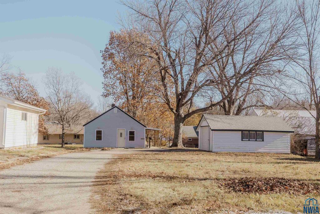 Photo of 122 1st Ave SE Ave, Sioux Center, IA 51250 (MLS # 831079)