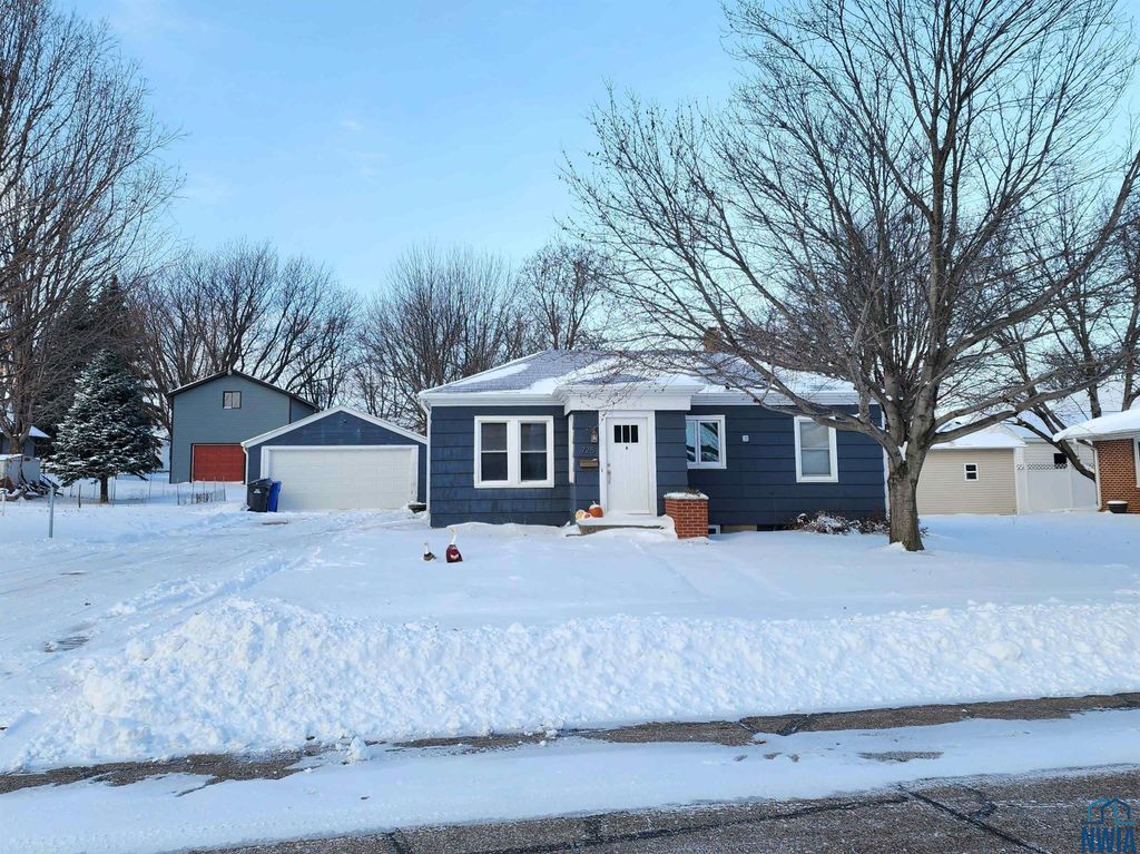 Photo of 725 1st Ave. SW Ave, Sioux Center, IA 51250 (MLS # 831106)