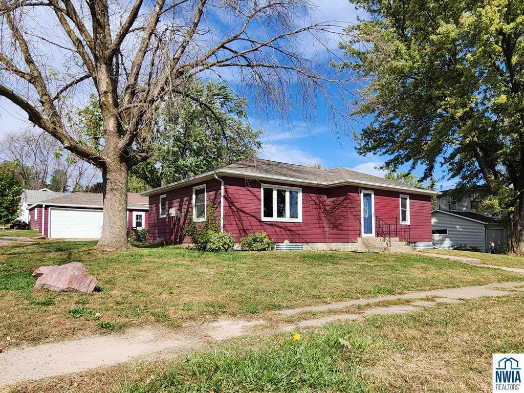 Photo of 1008 4th Avenue, Alton, IA 51003 (MLS # 830524)