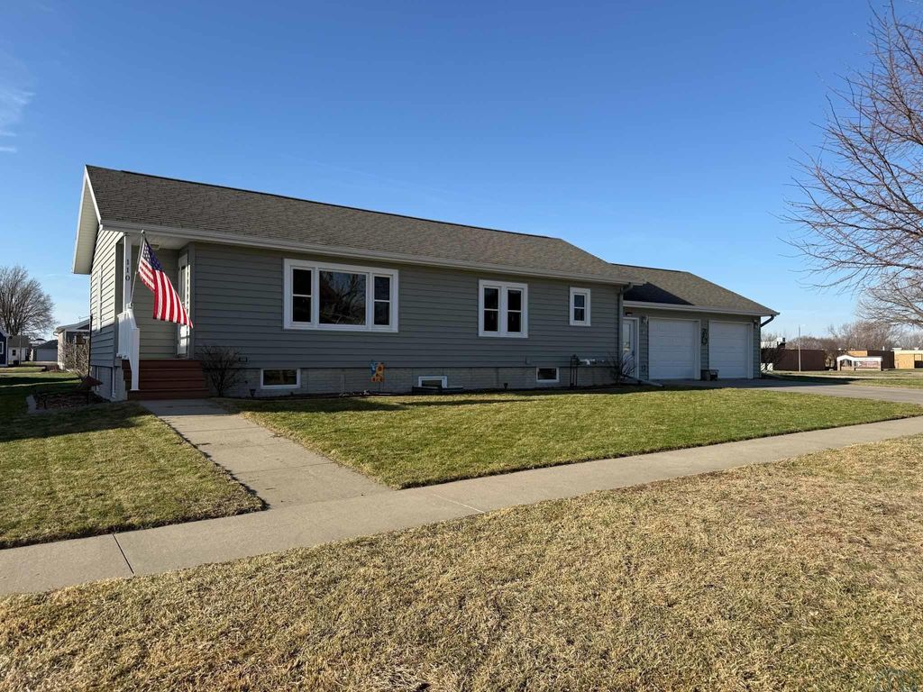 Photo of 110 5th St NE, Orange City, IA 51041 (MLS # 832380)