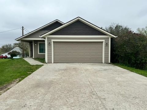 411 NE 3rd Ave, Kenmare, ND 58746 - #: 240831