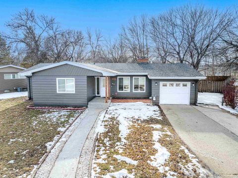 415 11th St NW, Minot, ND 58703 - #: 240402