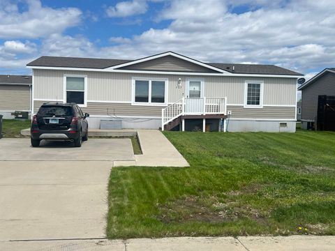 702 Foxtail Dr SW, Minot, ND 58701 - #: 240879