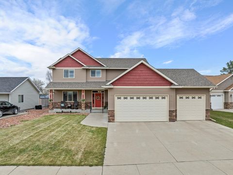 2600 Heritage Dr, Minot, ND 58703 - #: 240756