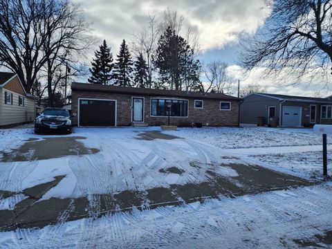 413 25th Ave NW, Minot, ND 58703 - #: 240308