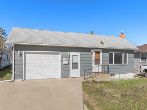 814 5th St SW, Minot, ND 58701 - #: 240673
