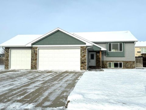 2820 Grey Eagle Pass NW, Minot, ND 58703 - #: 231899