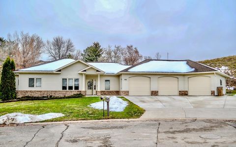 812 NW Bel Air Place, Minot, ND 58703 - #: 231863