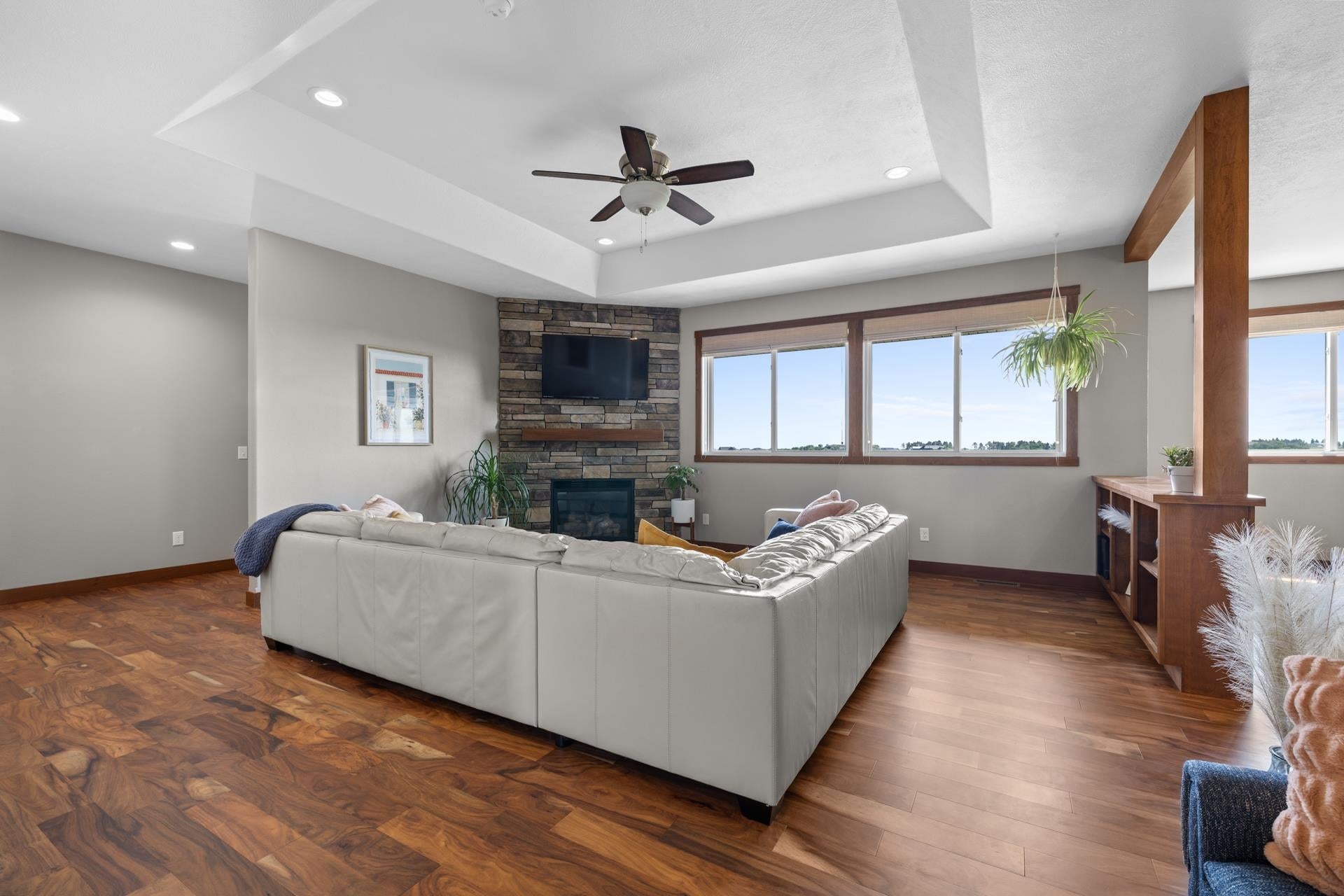 48 Valley Bluffs Ct
