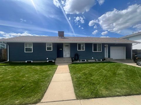 605 NW 8th St, Minot, ND 58703 - #: 241298
