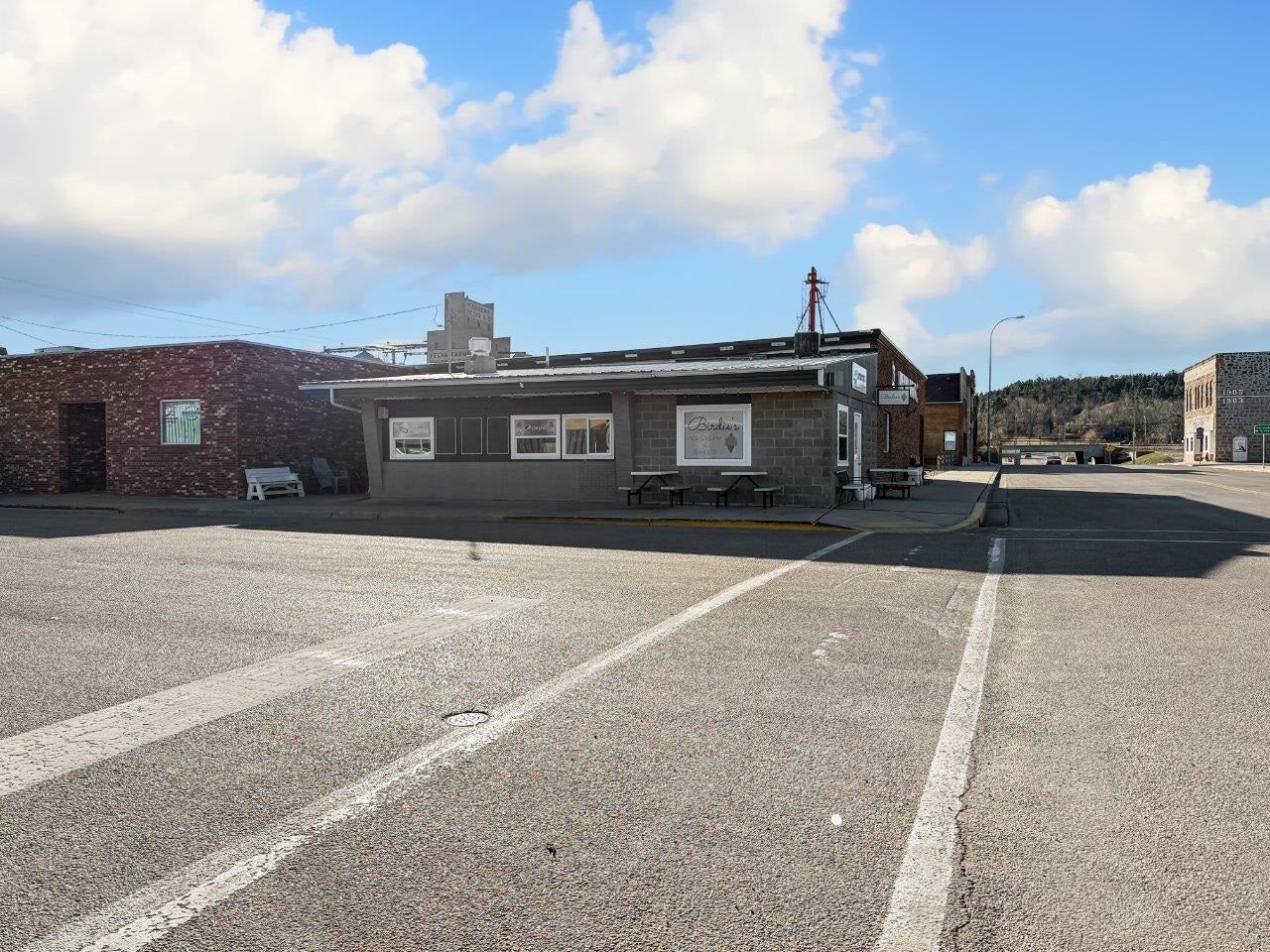 22 Main St. N