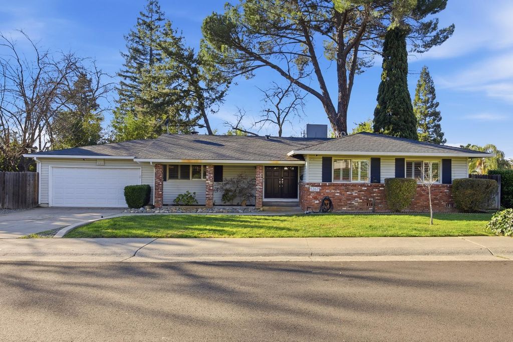 Photo of 5267 Ridgevale Way, Fair Oaks, CA 95628 (MLS # 226004419)