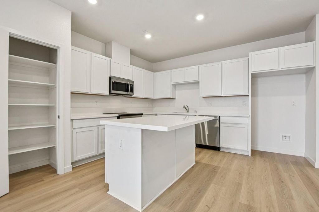 Photo of 2054 Odin Walk, Sacramento, CA 95835 (MLS # 226032381)