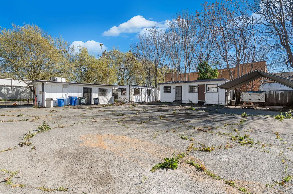 Photo of 1624 N C Street, Sacramento, CA 95811 (MLS # 226035431)