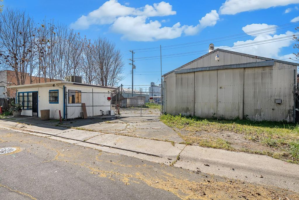 Photo of 1624 N C Street, Sacramento, CA 95811 (MLS # 226035431)