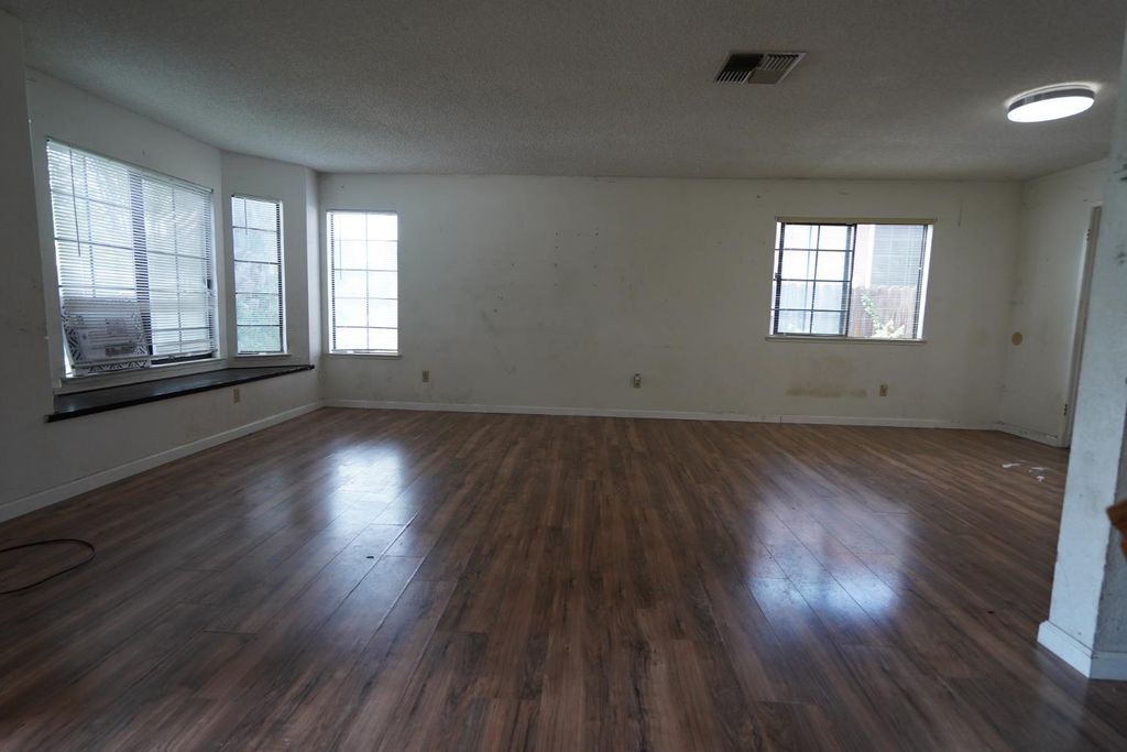 Photo of 935 Sunwood Way, Sacramento, CA 95831 (MLS # 226034614)