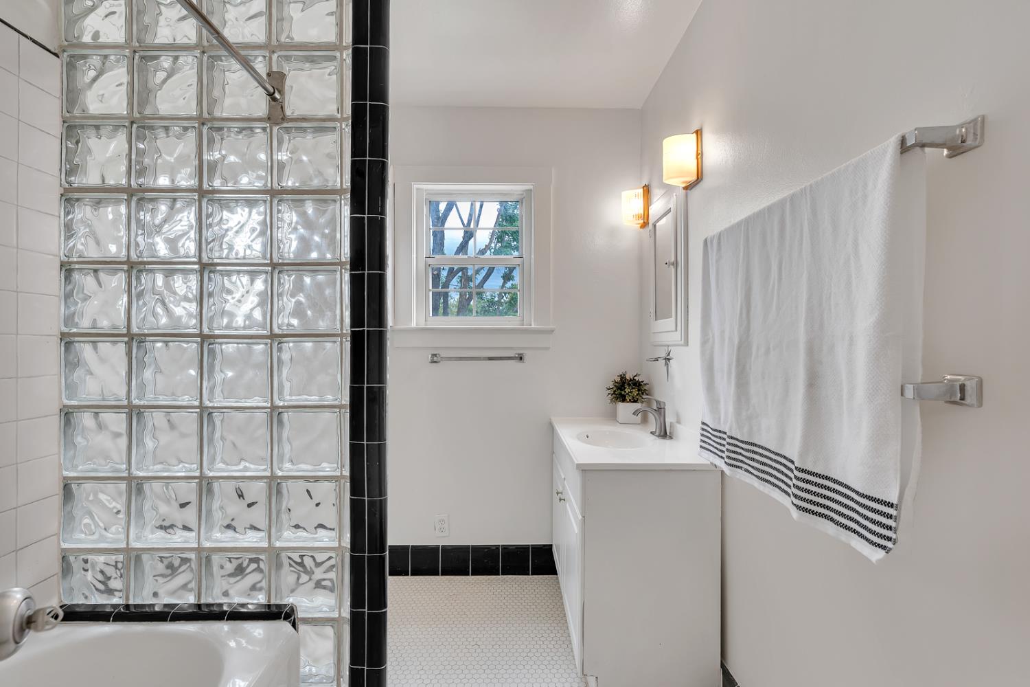 Los Banos, California 93635, United States, 4 Bedrooms Bedrooms, ,2 BathroomsBathrooms,Residential,Active,154632