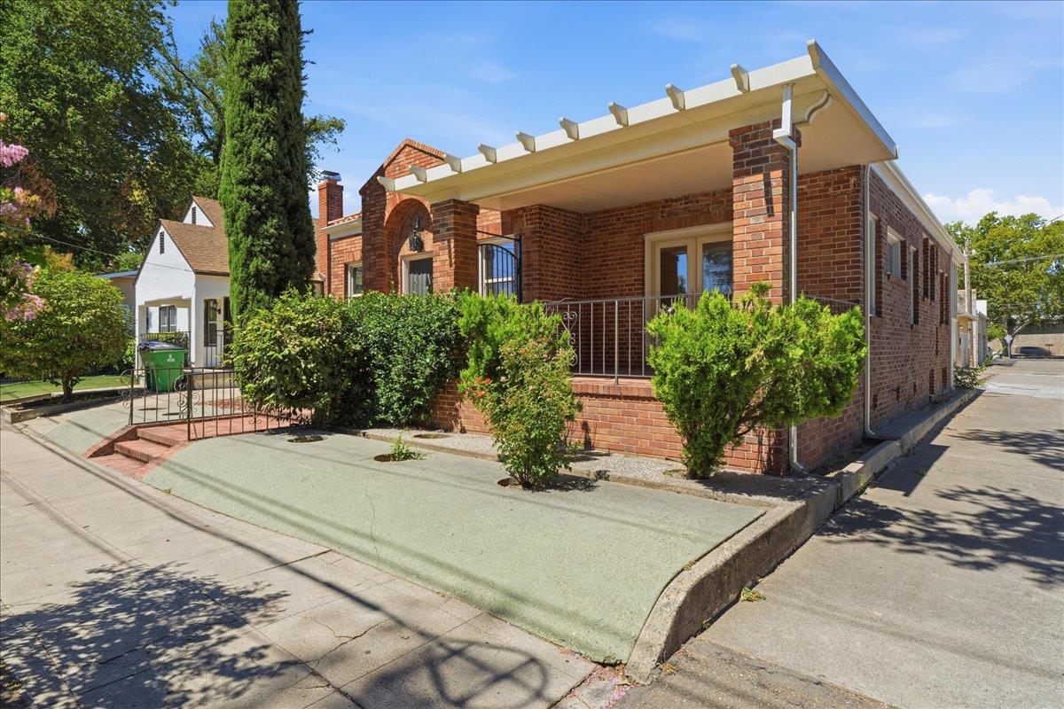 816 Alhambra Boulevard