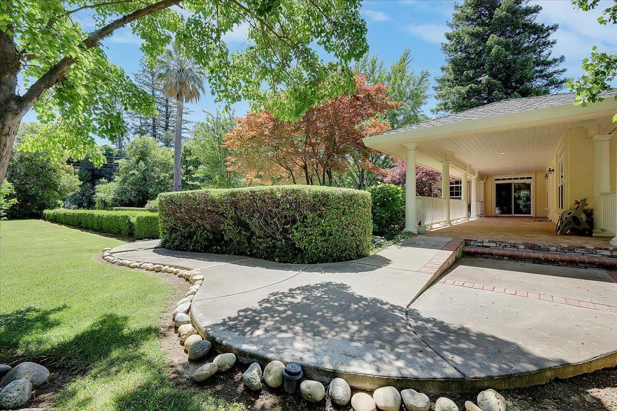 9150 Larkin