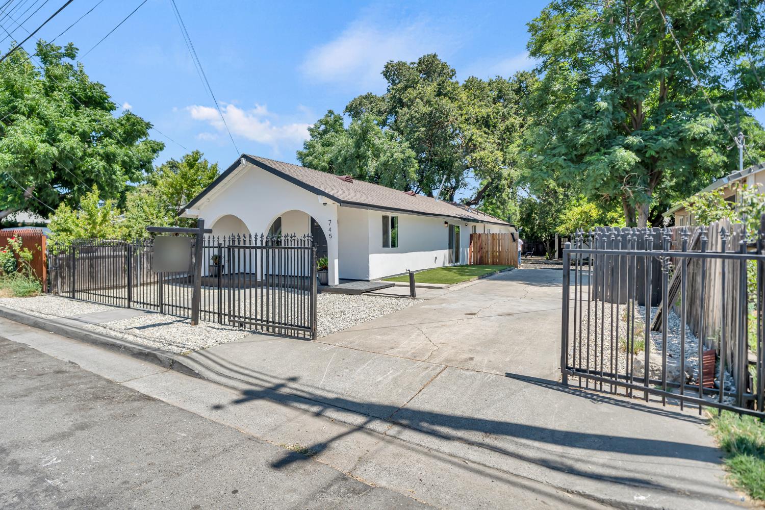 745 N Hobson Avenue