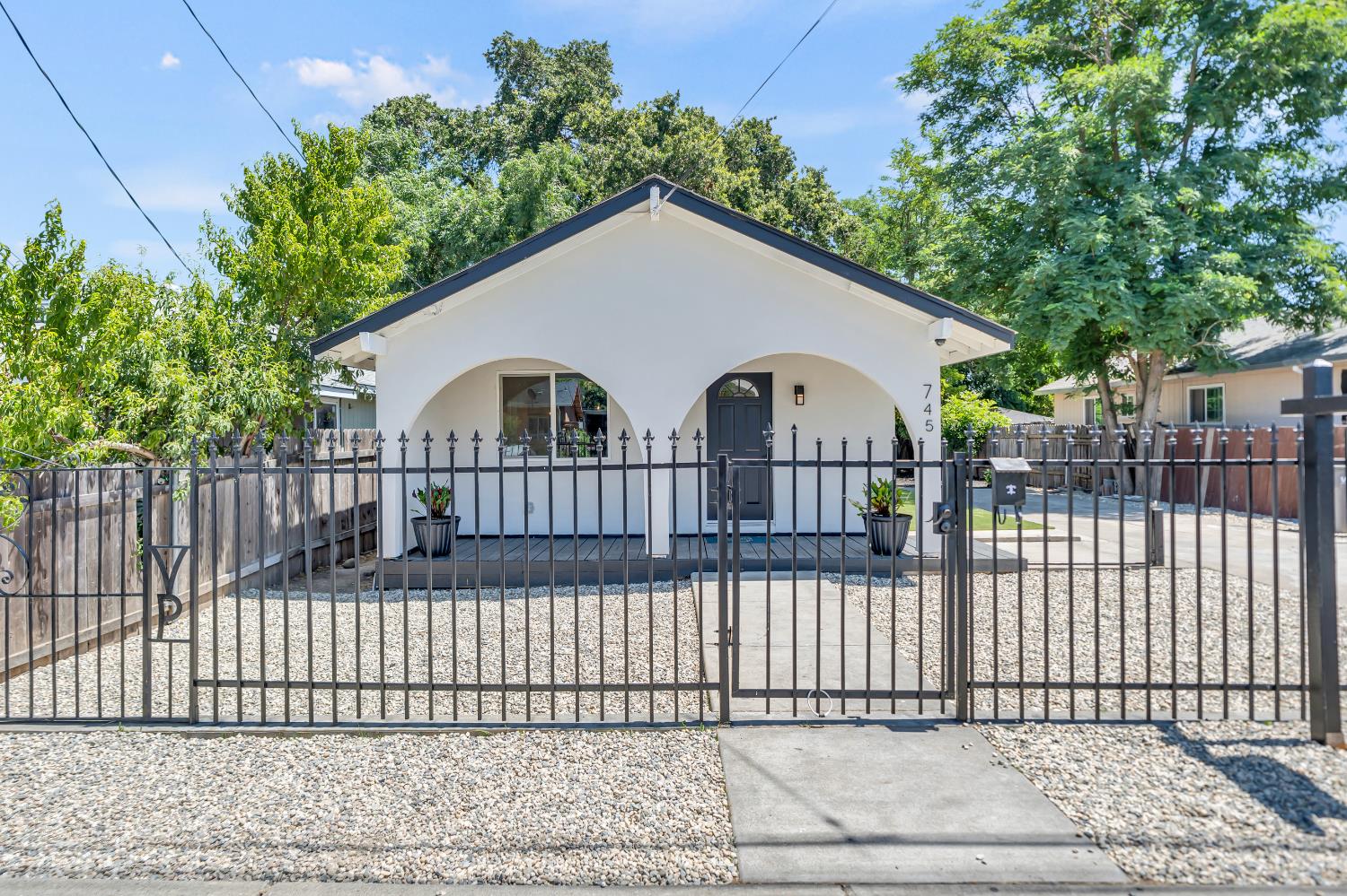745 N Hobson Avenue