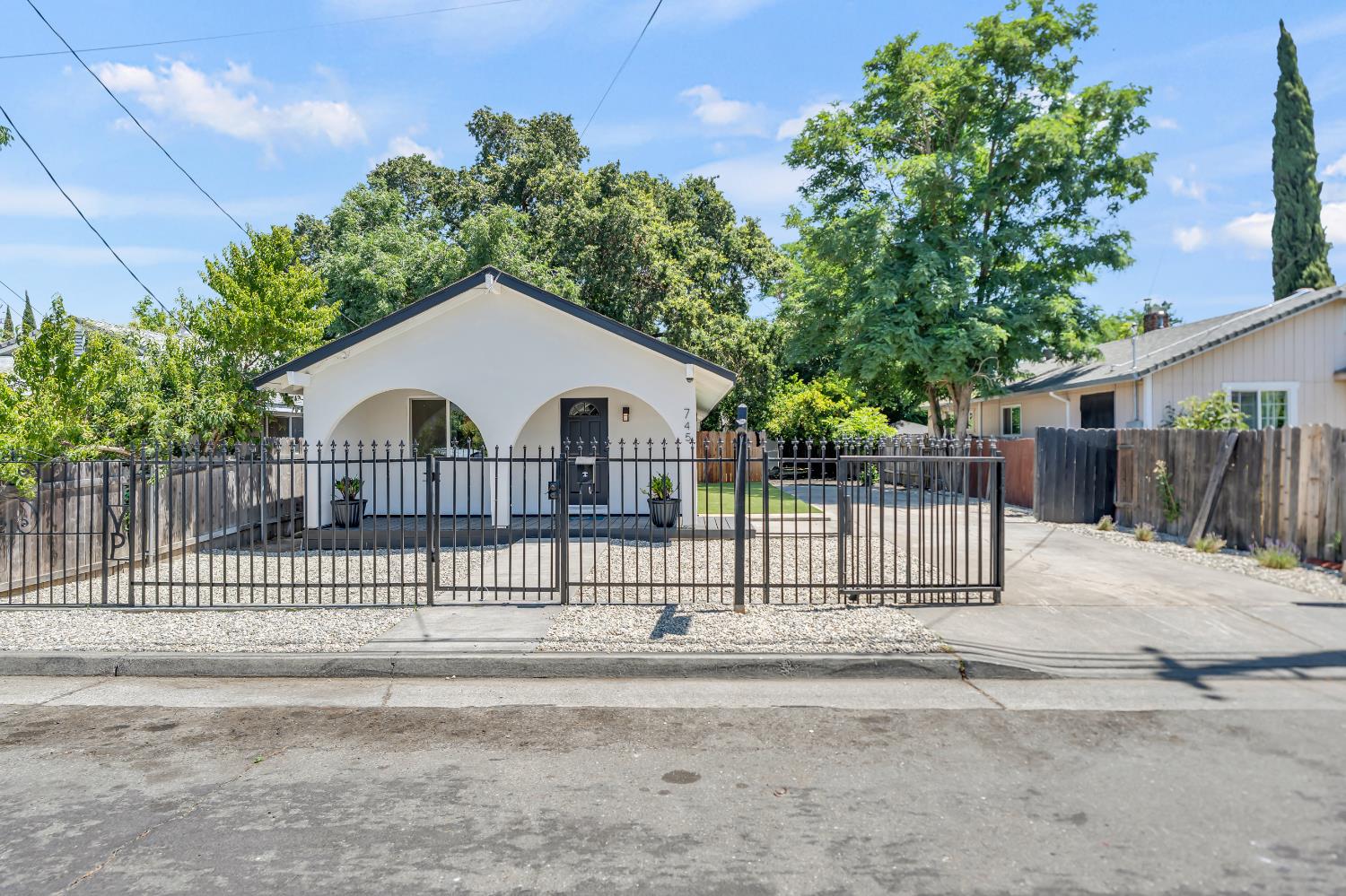 745 N Hobson Avenue