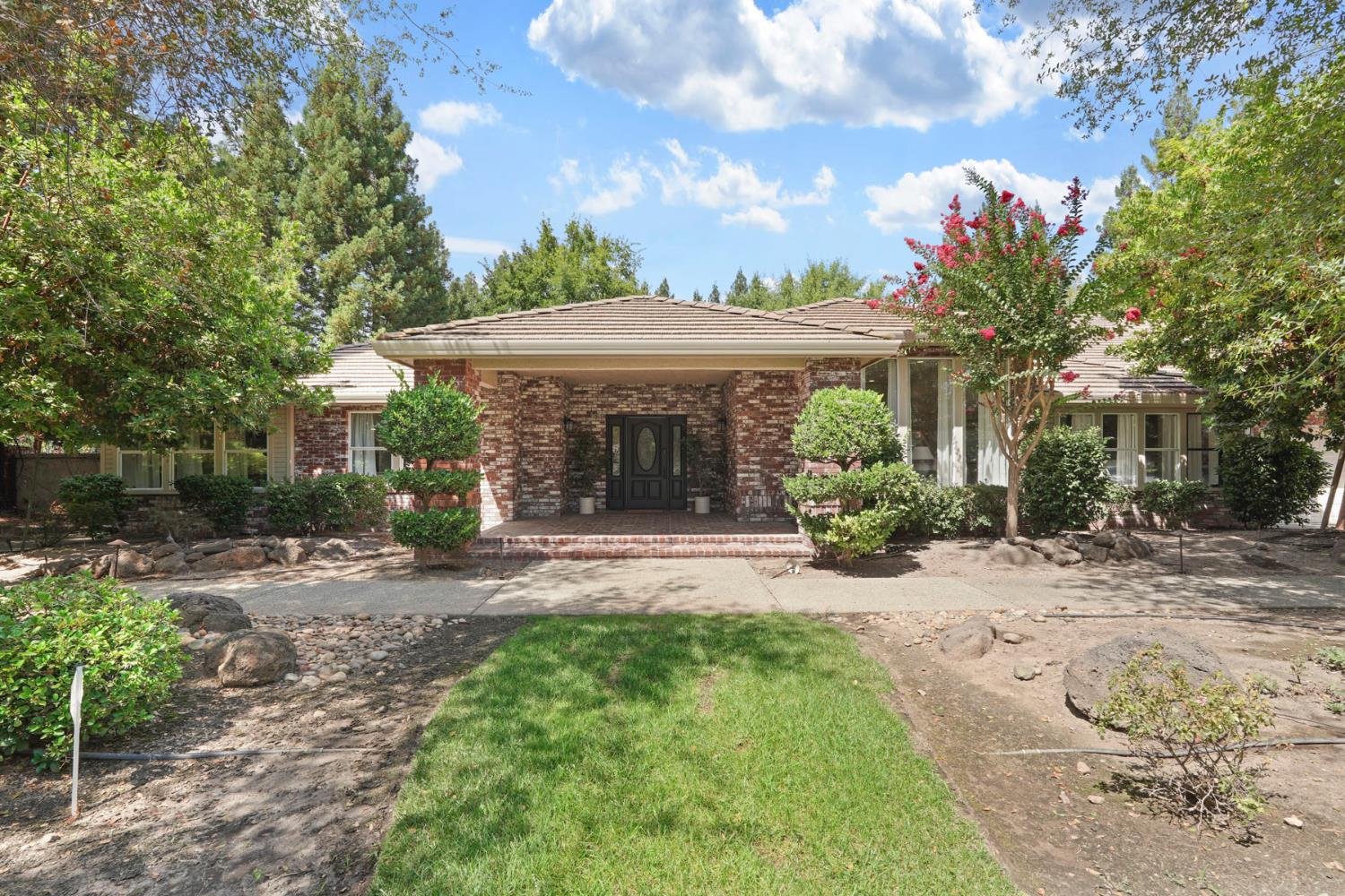 5285 Tudor Rose Glen