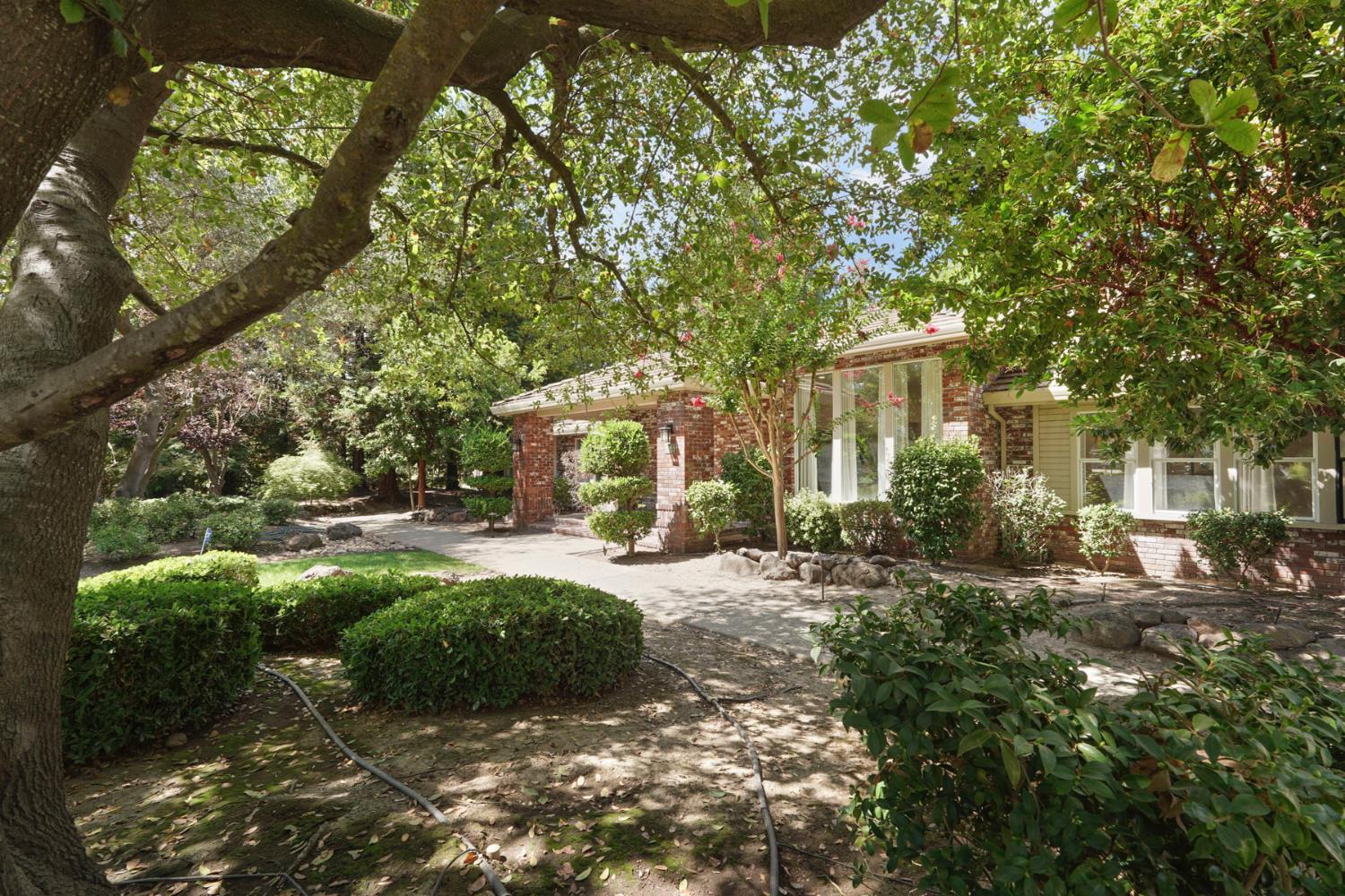 5285 Tudor Rose Glen