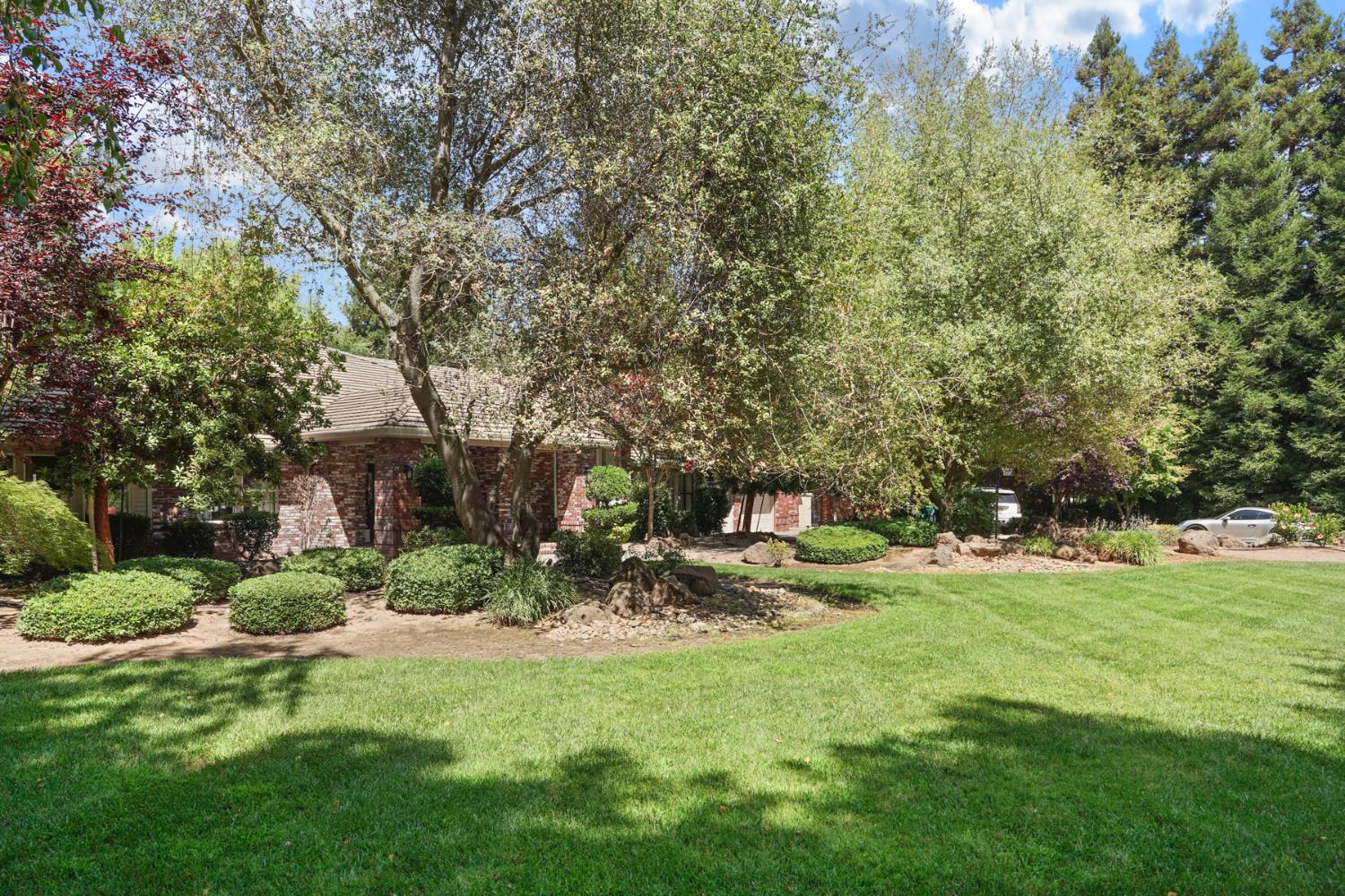 5285 Tudor Rose Glen