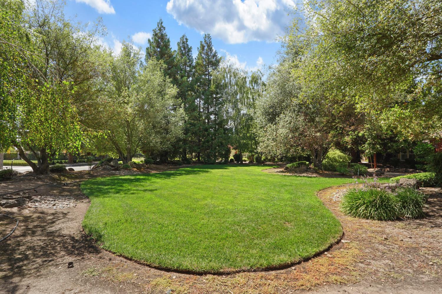 5285 Tudor Rose Glen