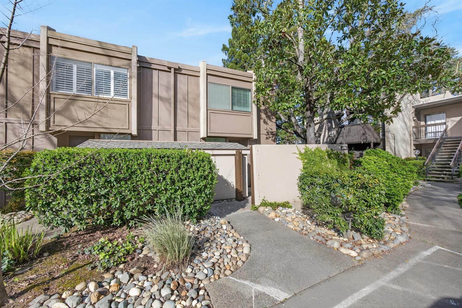 2290 Woodside Lane 1