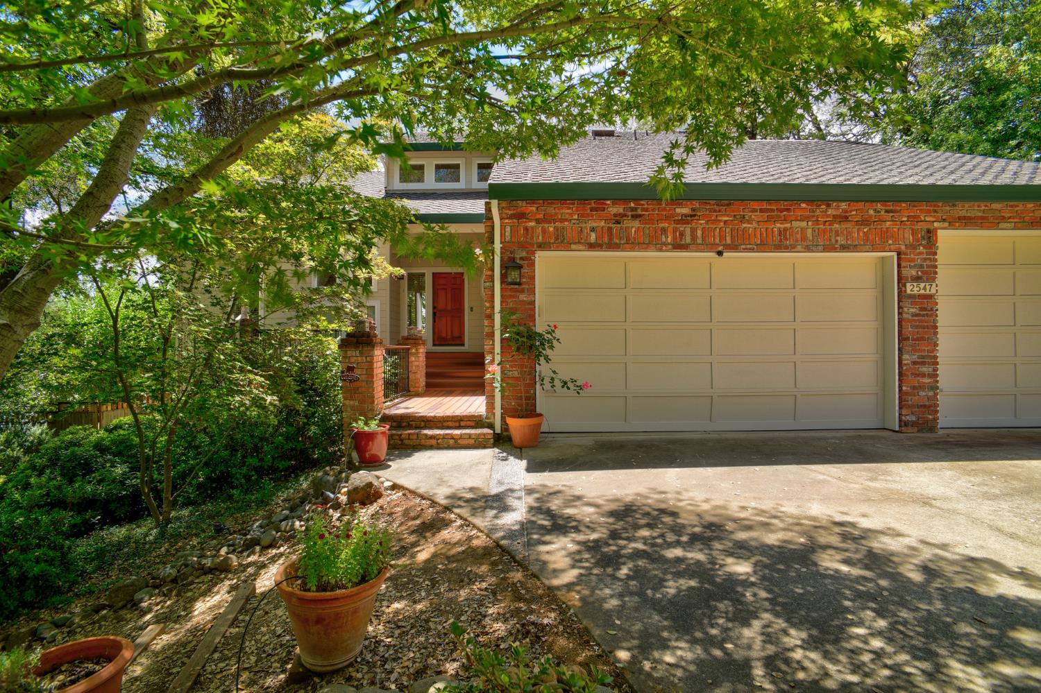 2547 Lakeridge Oaks Drive