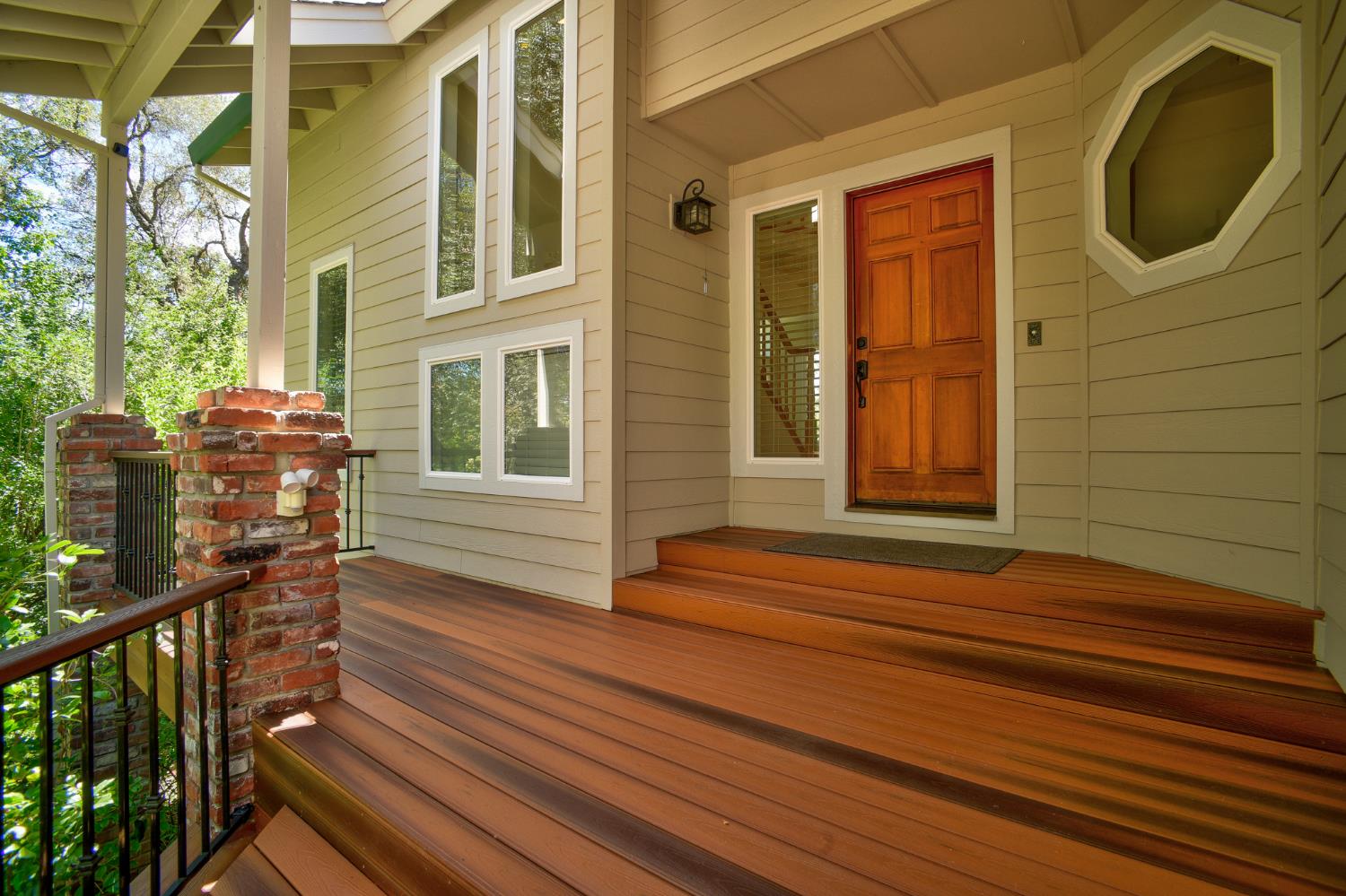 2547 Lakeridge Oaks Drive