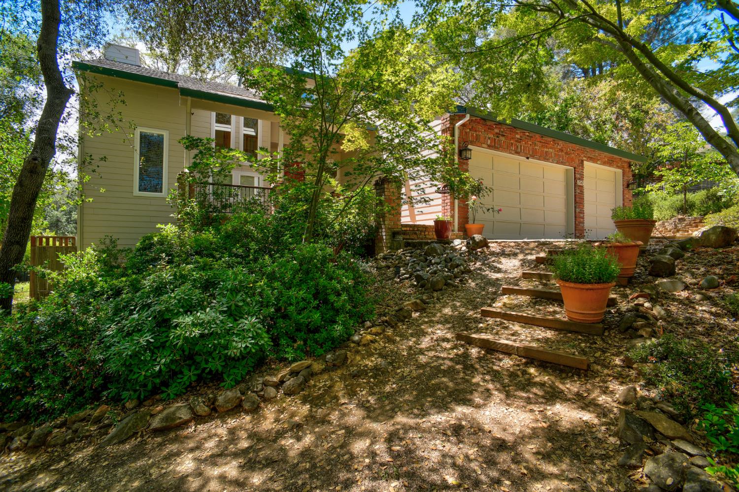 2547 Lakeridge Oaks Drive
