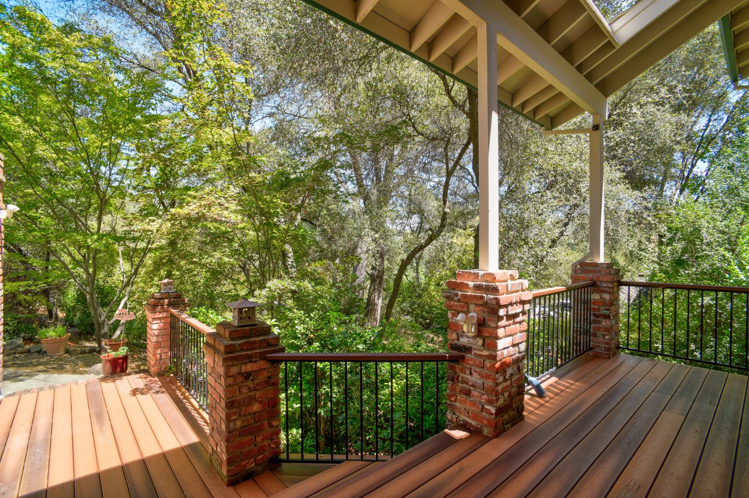 2547 Lakeridge Oaks Drive