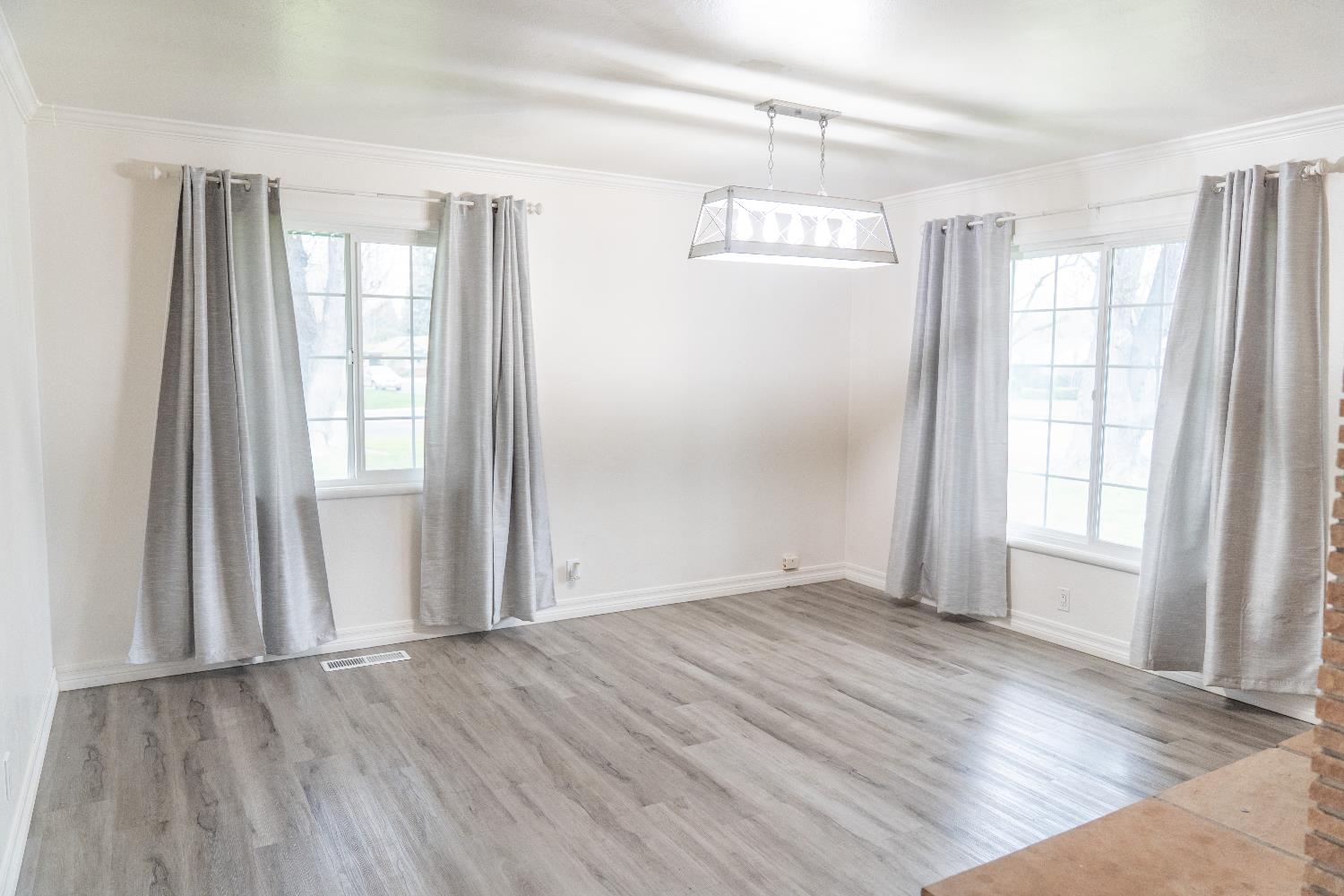 2220 N El Capitan Drive