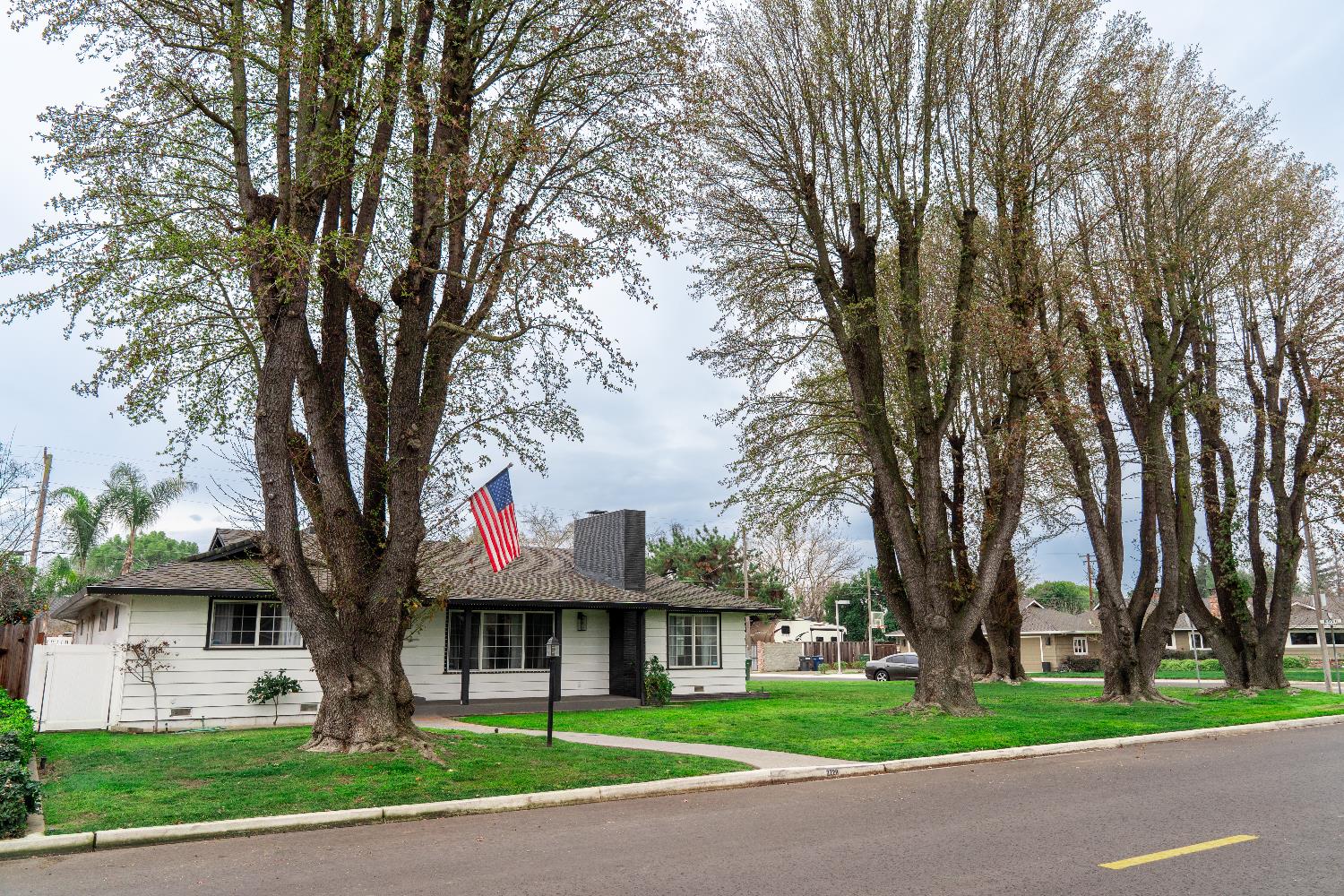 2220 N El Capitan Drive