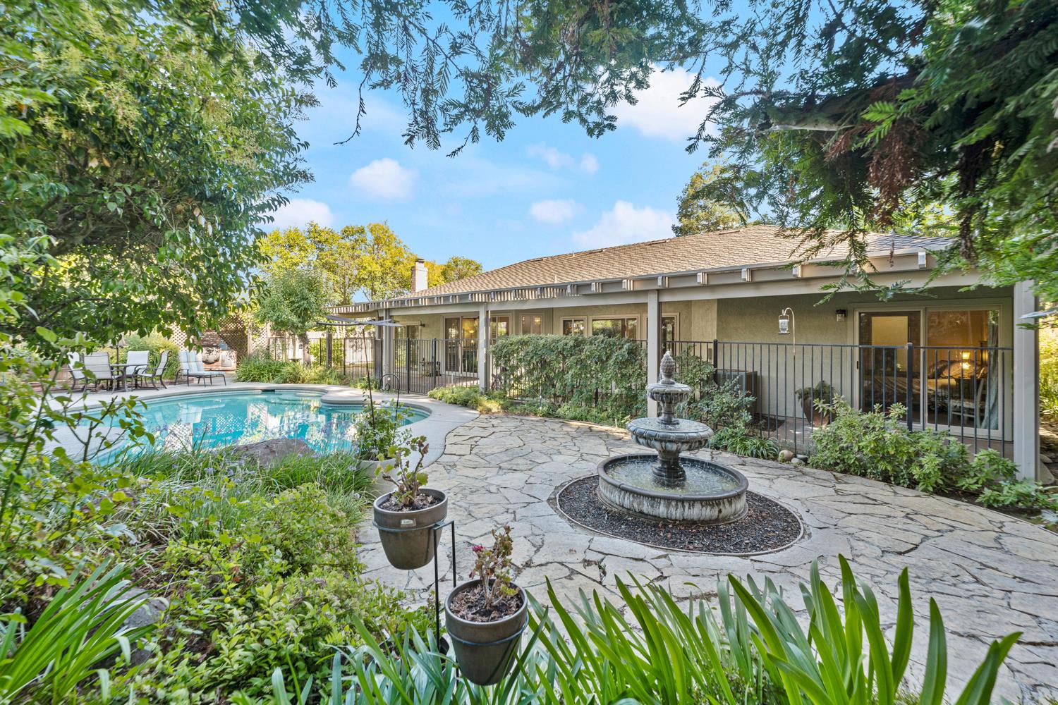 8833 Mountbatten Way