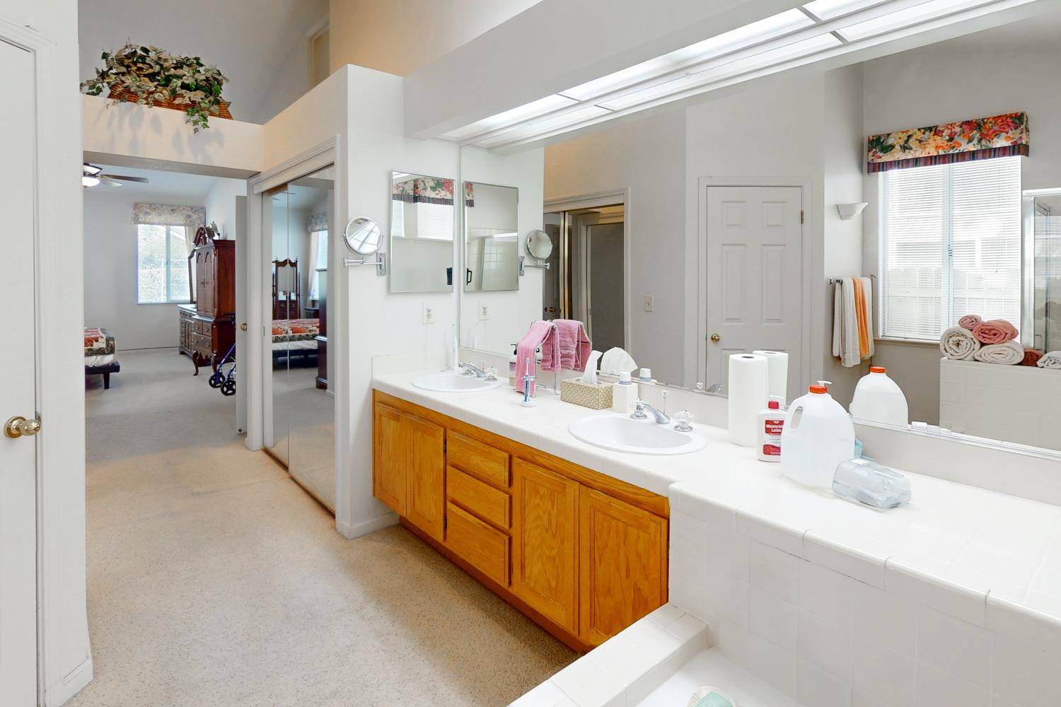 Yuba City, California 95993, United States, 4 Bedrooms Bedrooms, ,3 BathroomsBathrooms,Residential,Active,205435