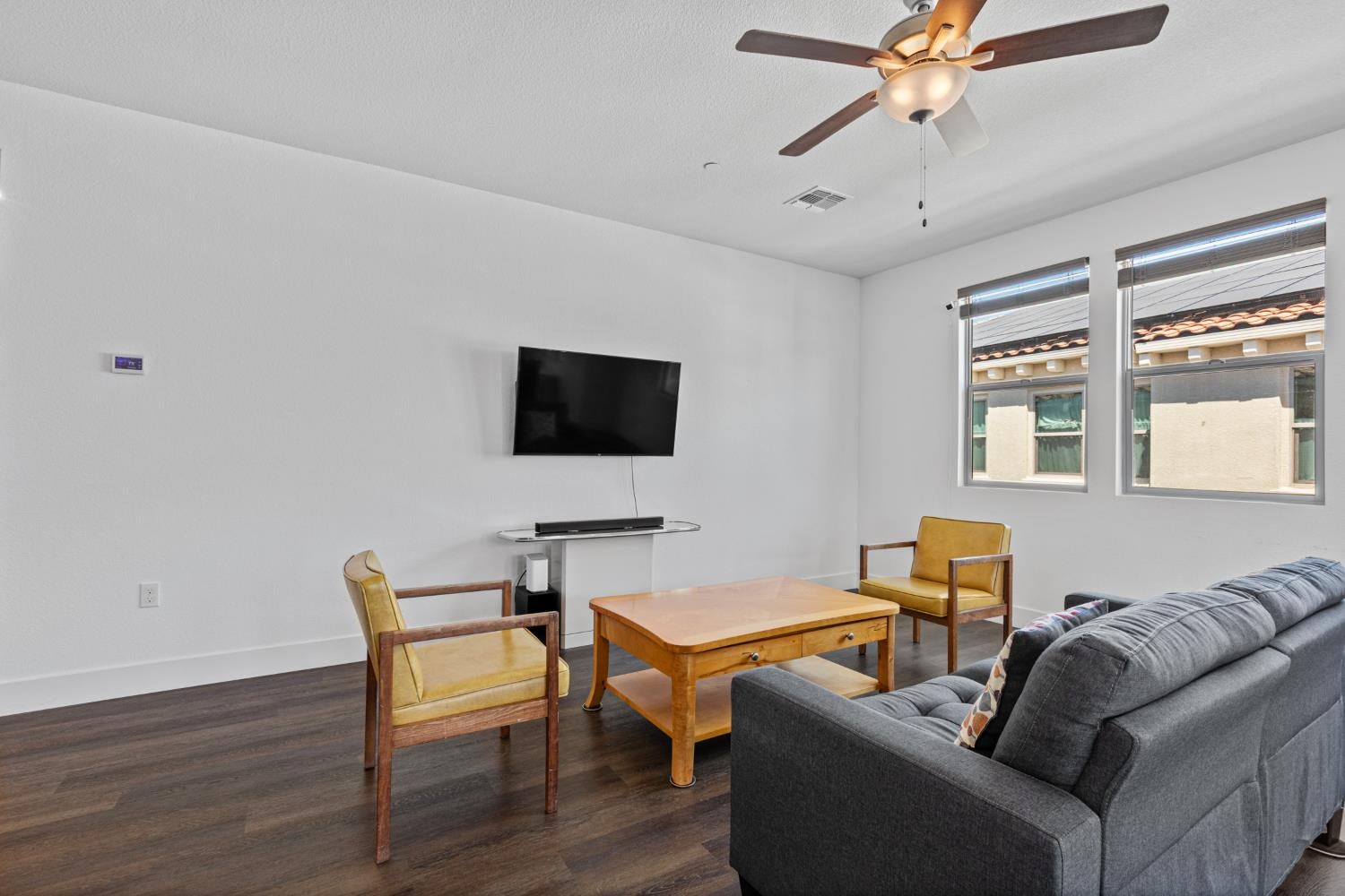 5301 E Commerce Way 14101