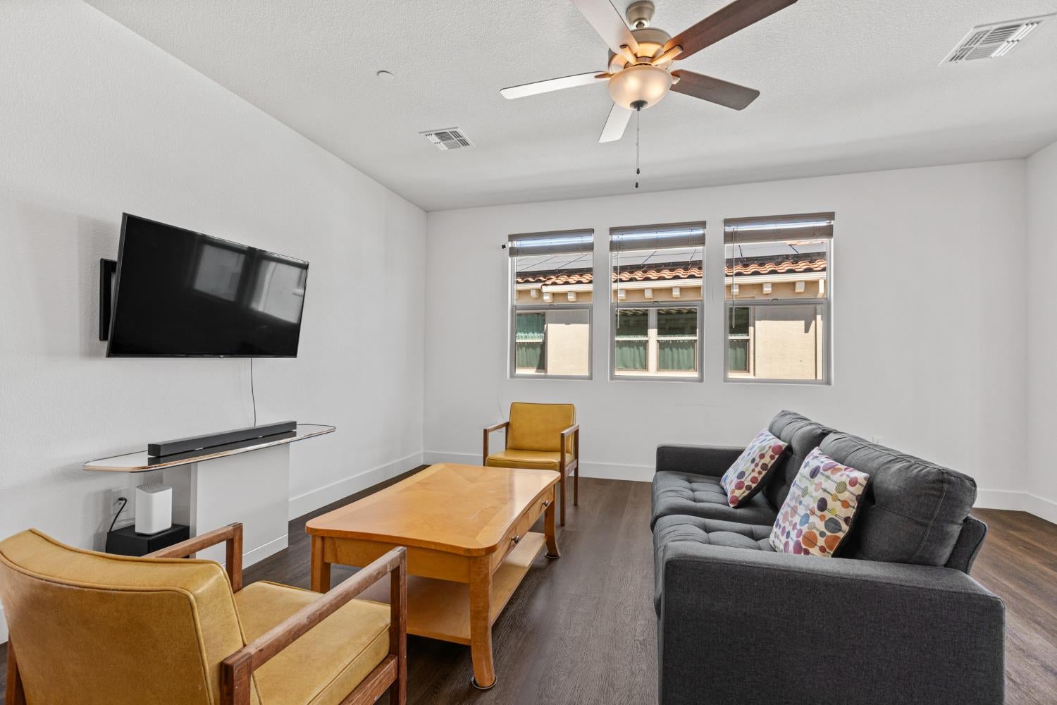 5301 E Commerce Way 14101