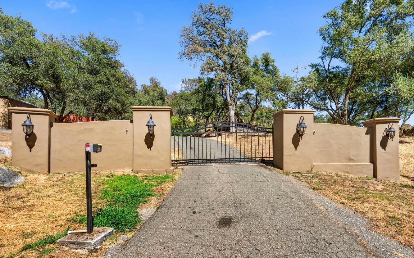 10100 Tierra Del Lago Place