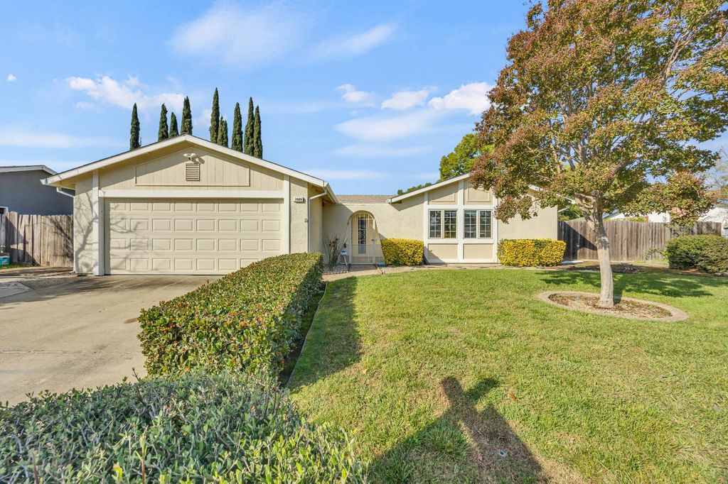 Photo of 3920 Westporter Drive, Sacramento, CA 95826 (MLS # 225135027)